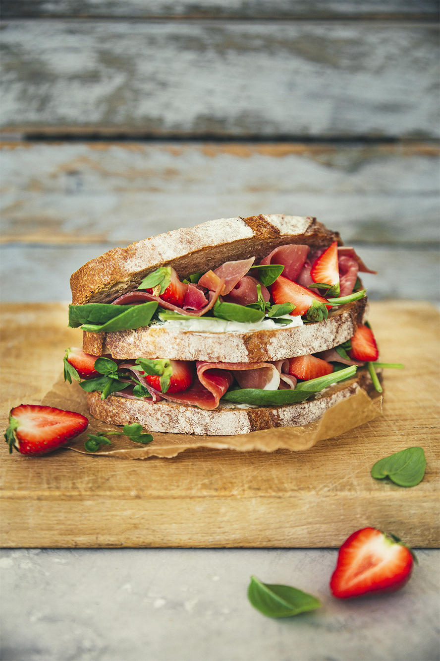 Sandwich au jambon cru, labneh maison et fraises
