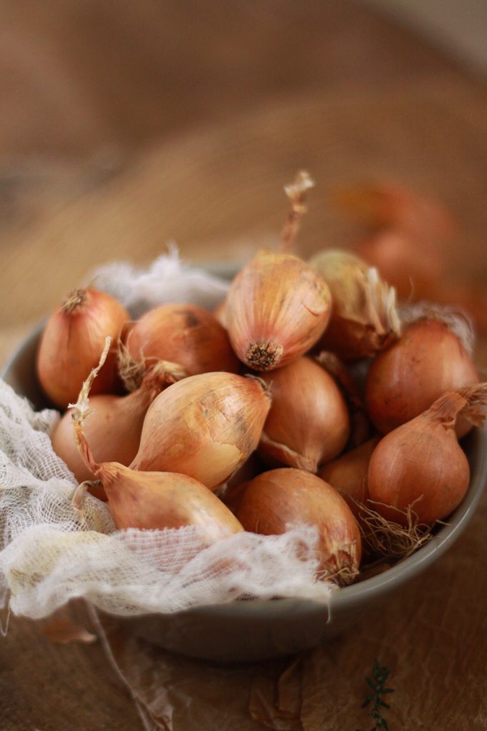 Tatin d'écha­lotes et oignons sauciers Fraise & Basilic